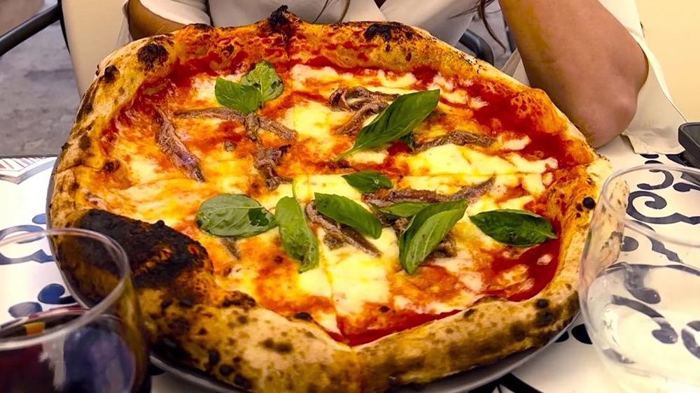 Pizza: quanto si spende per mangiarla? Vi sveliamo qual è la città più cara e quella più economica...