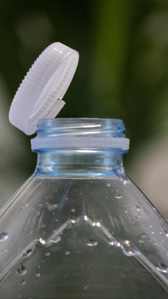 Plastica, da oggi in Europa, è obbligatorio il tappo che non si stacca dalla bottiglia