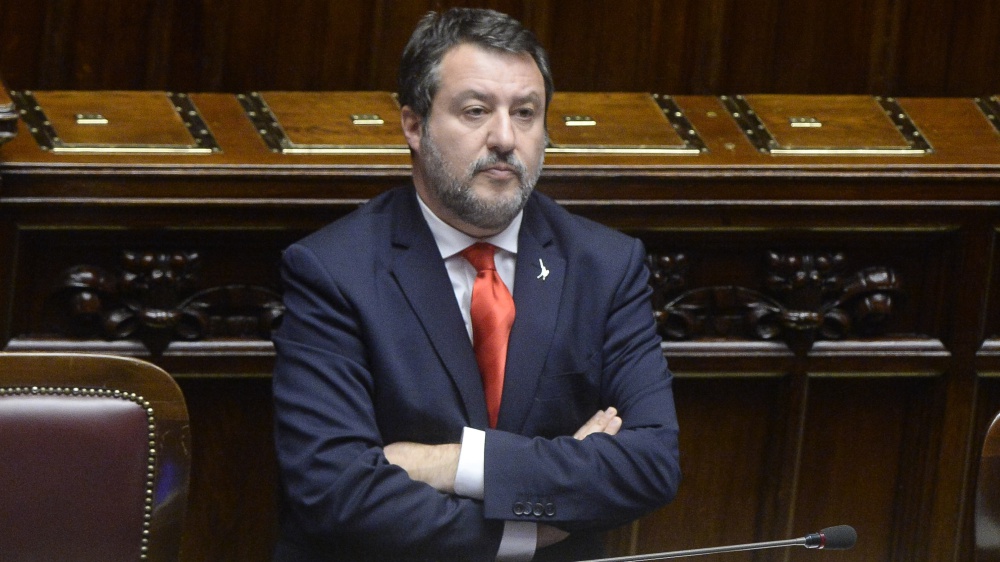 Polemiche dopo gli scontri di ieri a Bologna, Salvini: "Chiederò di chiudere i centri sociali, sono covi di delinquenti"