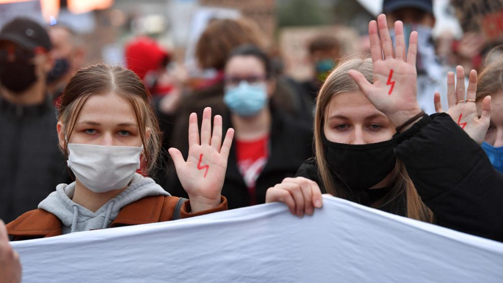 Polonia, oggi le donne in sciopero contro la sentenza che ha vietato gli aborti