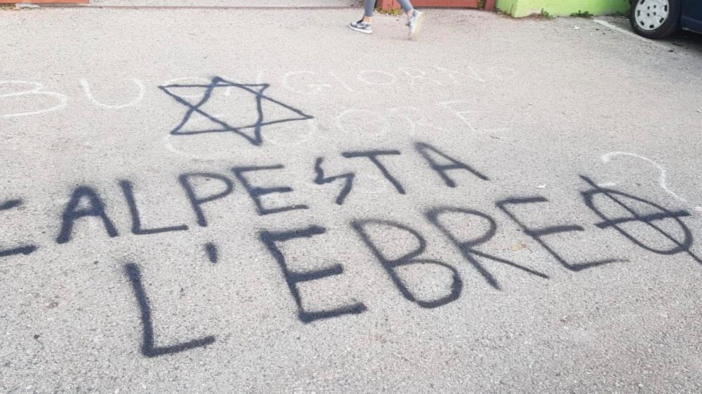 Pomezia choc, scritte antisemite comparse di fronte a due scuole