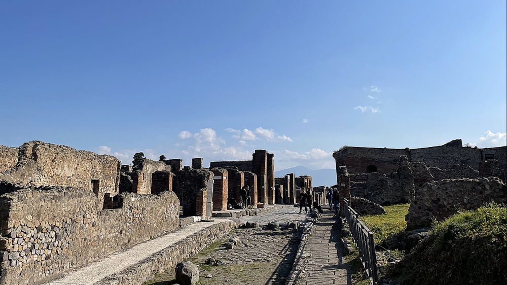 Pompei non smette di sorprendere. Dagli scavi tornano alla luce altri tre corpi e nuovi affreschi