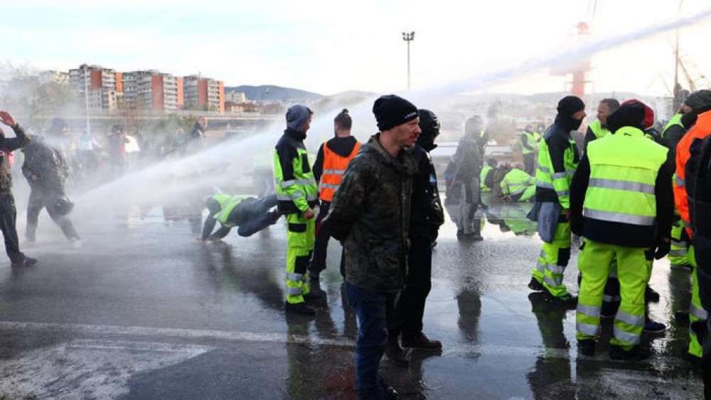 Porto di Trieste, in corso lo sgombero dei manifestanti tra cariche, idranti e lacrimogeni