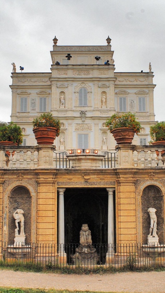 Potrebbero essere madre e figlia la donna e la bimba trovate morte ieri pomeriggio all'interno di villa Pamphili a Roma