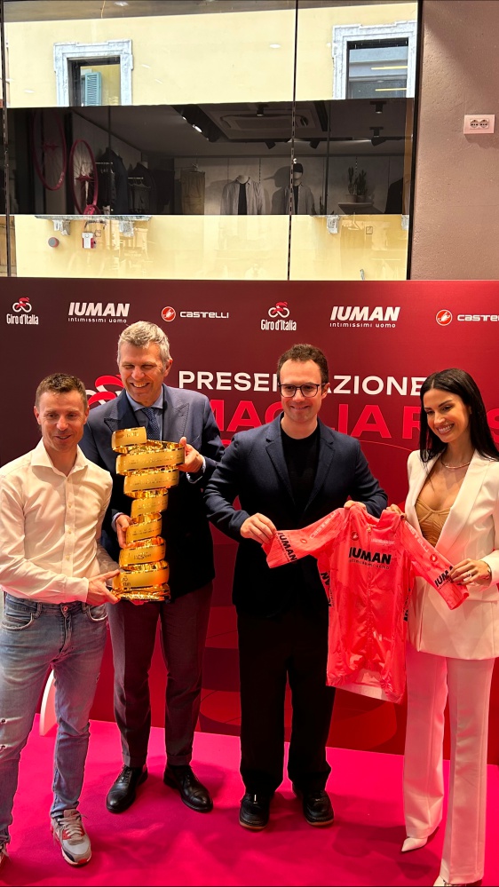 Presentata a Verona la nuova maglia rosa del Giro d’Italia 2025