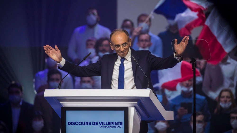 Presidenziali in Francia, tensioni  al primo comizio del candidato dell'estrema destra Zemmour, il leader di Reconquete ferito a un polso