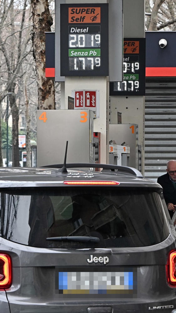 Prezzi dei carburanti: ancora aumenti,  nonostante la tregua,gasolio a 2,2 euro in Lombardia e Calabria