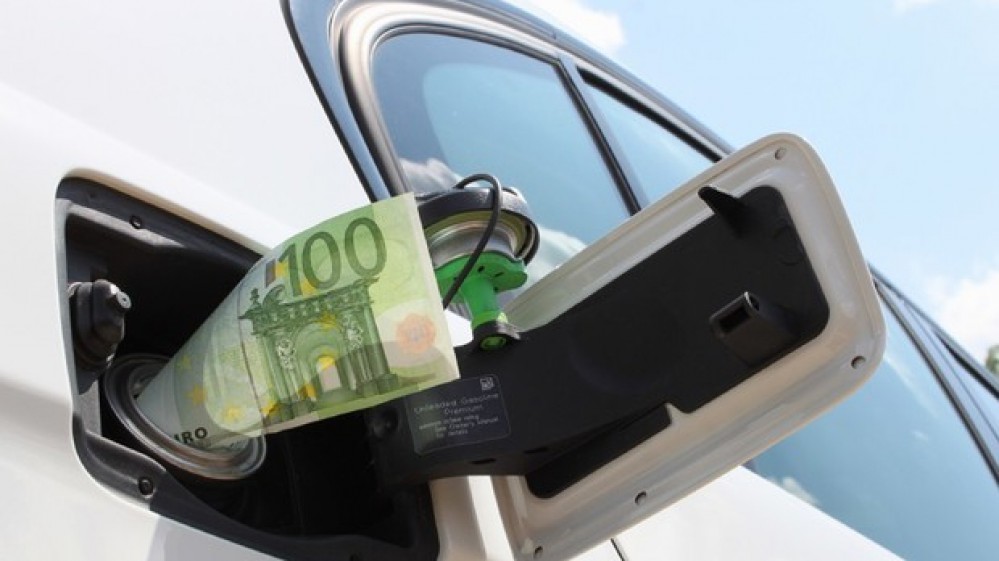 Prezzo della benzina ai massimi dal 2013. In una settimana il pieno costa già un euro in più