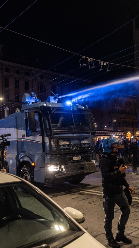 Proteste proPal a Bologna, almeno 8 agenti feriti