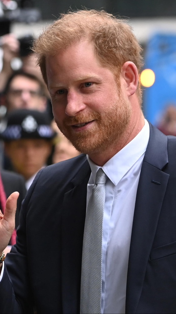 Prove di disgelo tra il principe Harry e Re Carlo, l'abbraccio dopo anni di tensioni