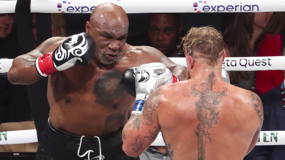 Pugilato, vittoria ai punti di Jake Paul contro Mike Tyson