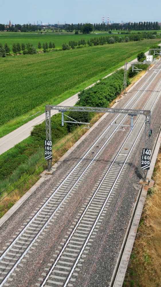 Questa è l’estate dei disagi, i lavori sulla rete ferroviaria, treni a singhiozzo, anche chi parte con l’aereo deve fare i conti con i ritardi