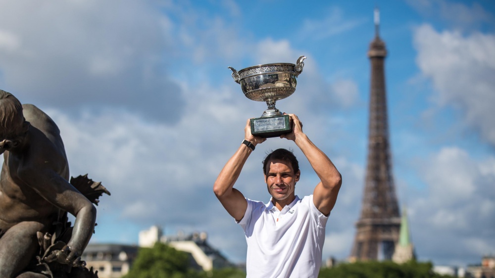 Rafa Nadal per le vie di Parigi con il trofeo del Roland Garros