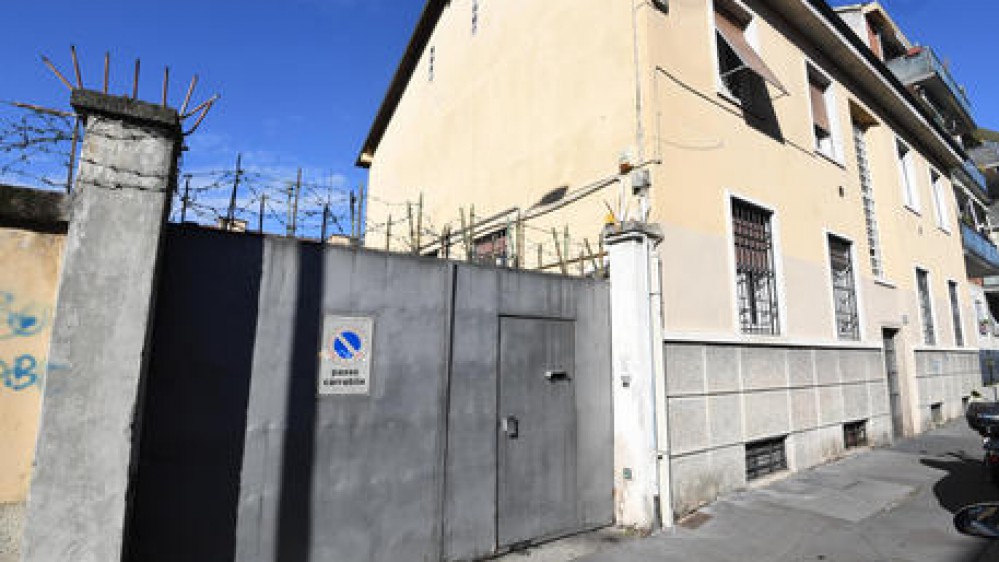 Rapina in un laboratorio orafo a Milano, sequestrati per due ore i dipendenti, caccia ai malviventi
