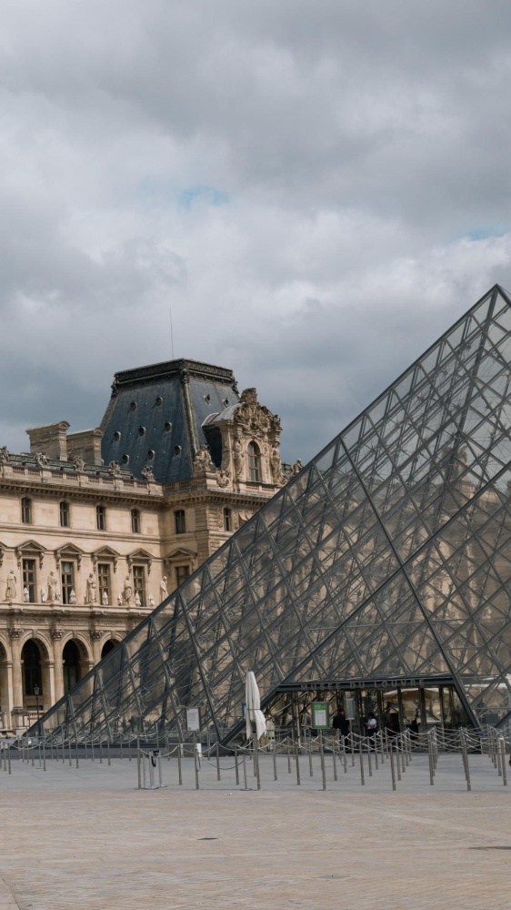 Parigi, clamorosa rapina al Museo del Louvre. Rubati i gioielli di Napoleone, in sette minuti