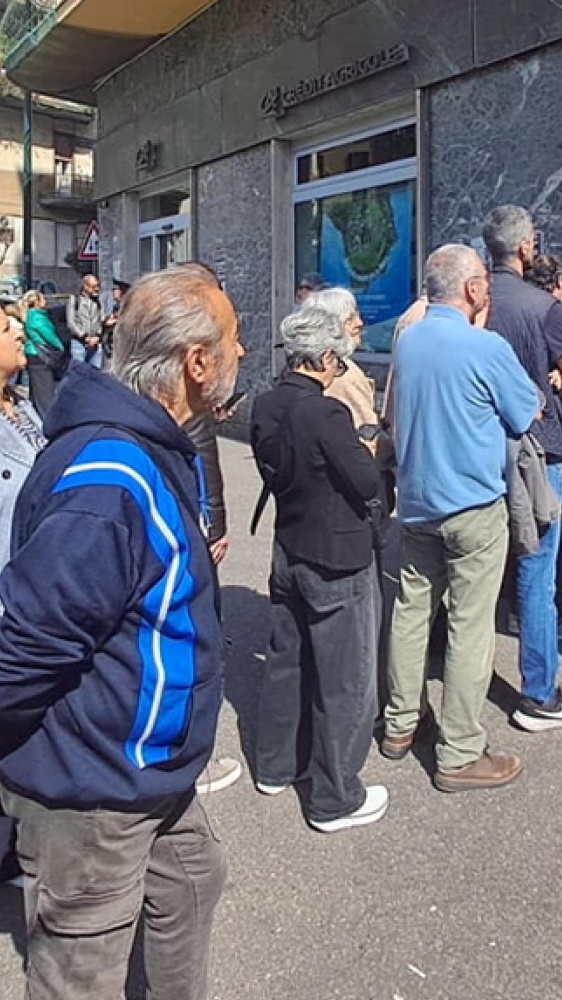 Napoli, è caccia ai rapinatori della banca. Manfredi: "Professionisti che hanno fatto un lavoro da film"