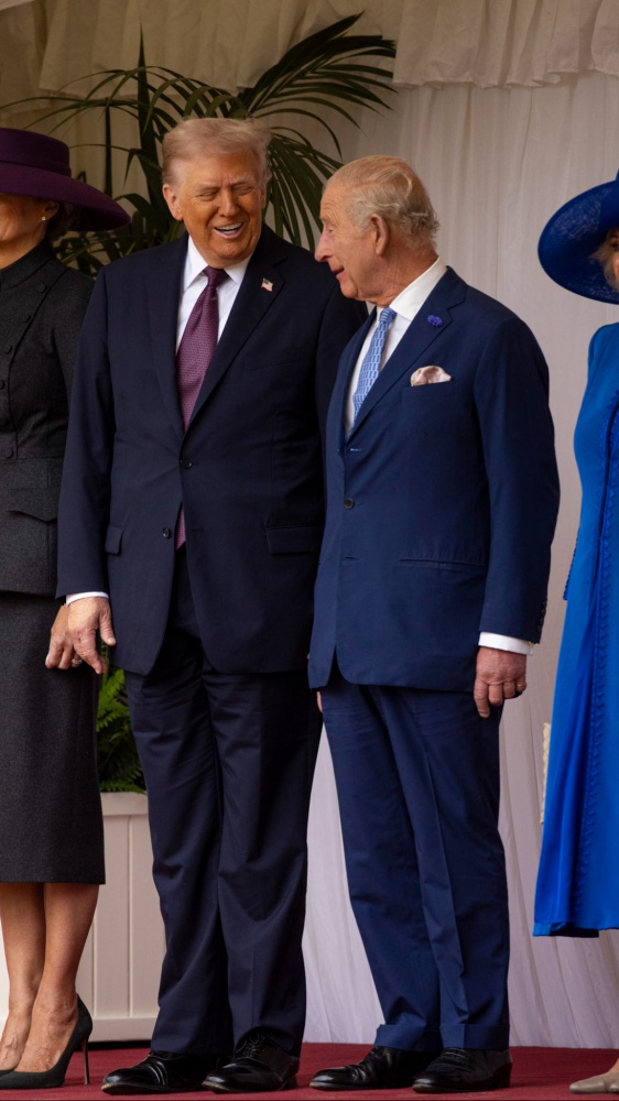 Re Carlo accoglie Trump a Windsor ed elogia gli sforzi del presidente americano. Trump: "Un onore tornare qui"