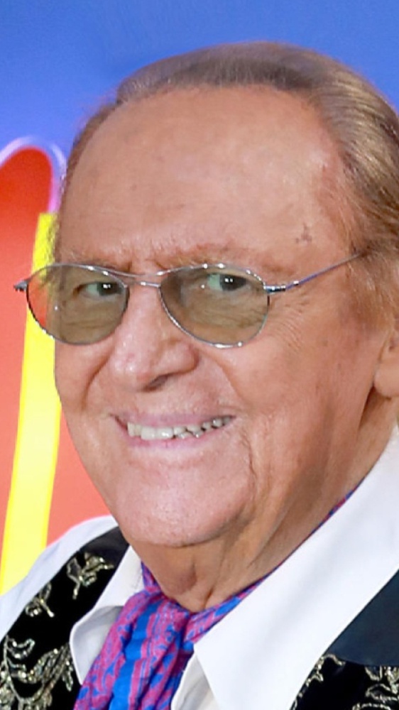 "Regalo la mia collezione di gilet ai foggiani": cosa racconta Renzo Arbore in diretta a RTL 102.5