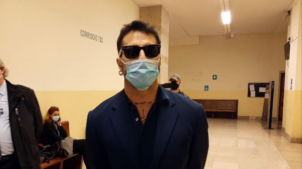 Revocati i domiciliari, Fabrizio Corona deve tornare in carcere, lo ha deciso il tribunale di Sorveglianza di Milano