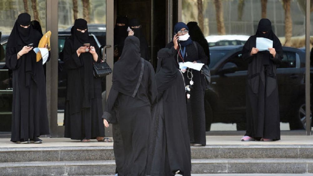 Riyad toglie obbligo ristoranti a ingressi separati per donne