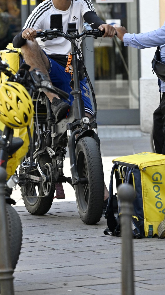 Rider sfrutati, scatta il controllo giudiziario  per la società di delivery del colosso spagnolo Glovo