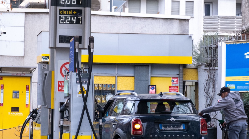 Rincaro carburanti: prezzi folli in autostrada per benzina e gasolio. Allarme inflazione da Consumerismo