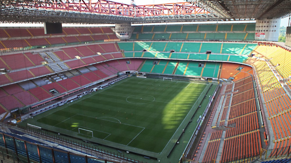Riparte la corsa scudetto, oggi confronto a distanza tra Milan e Inter, torna in campo anche la Roma