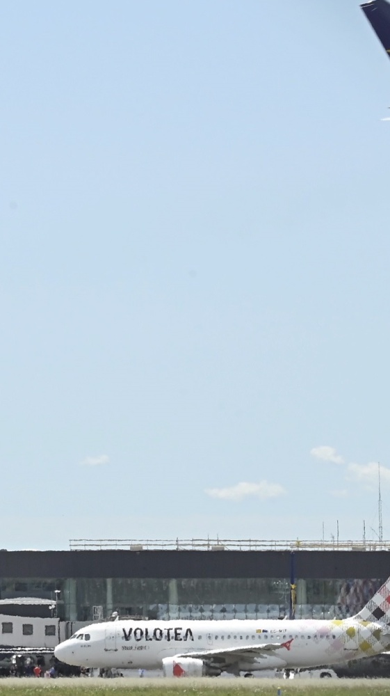 Risucchiato dal motore dell'aereo, orrore nell'aeroporto di Orio al Serio. L'uomo si sarebbe toloto la vita