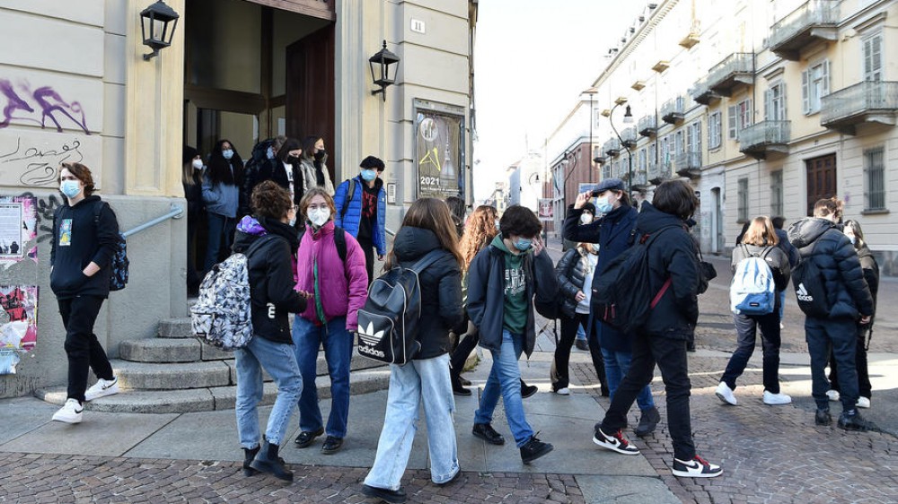 Ritorno in classe, ma solo a metà, riaprono le superiori, ma il 50% resta in Dad, in Sicilia licei al via l'8