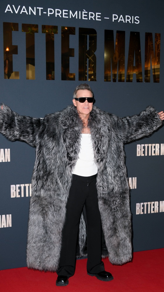 Robbie Williams arriva al cinema con Better Man, il biopic dove ha il volto di una scimmia