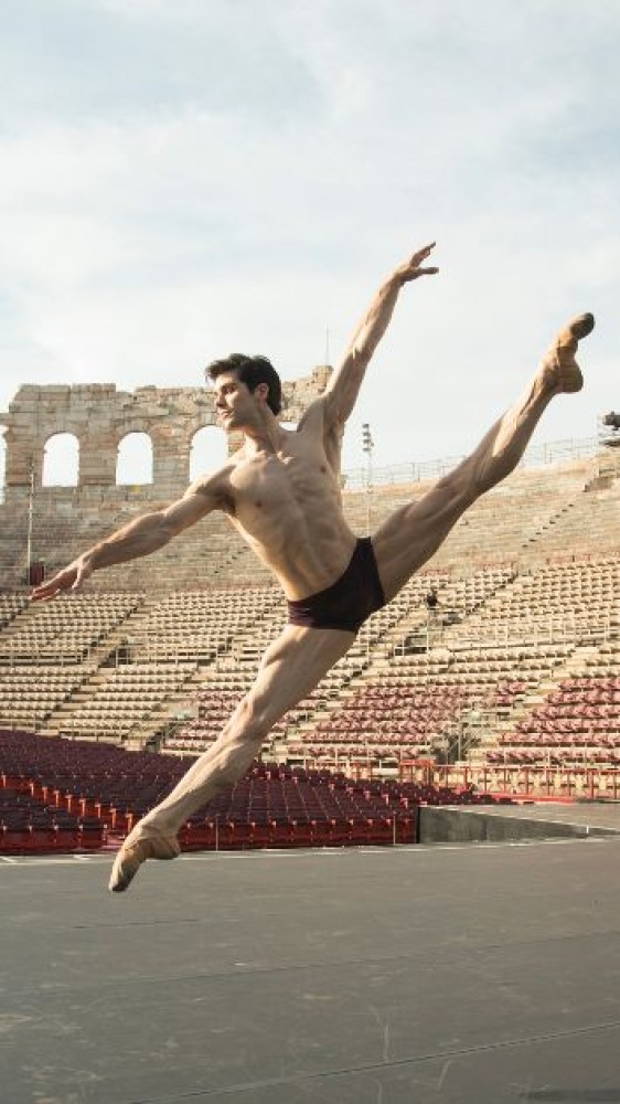 Roberto Bolle and Friends ha incantato il pubblico dell'Arena di Verona. Gran finale emozionante con Diodato