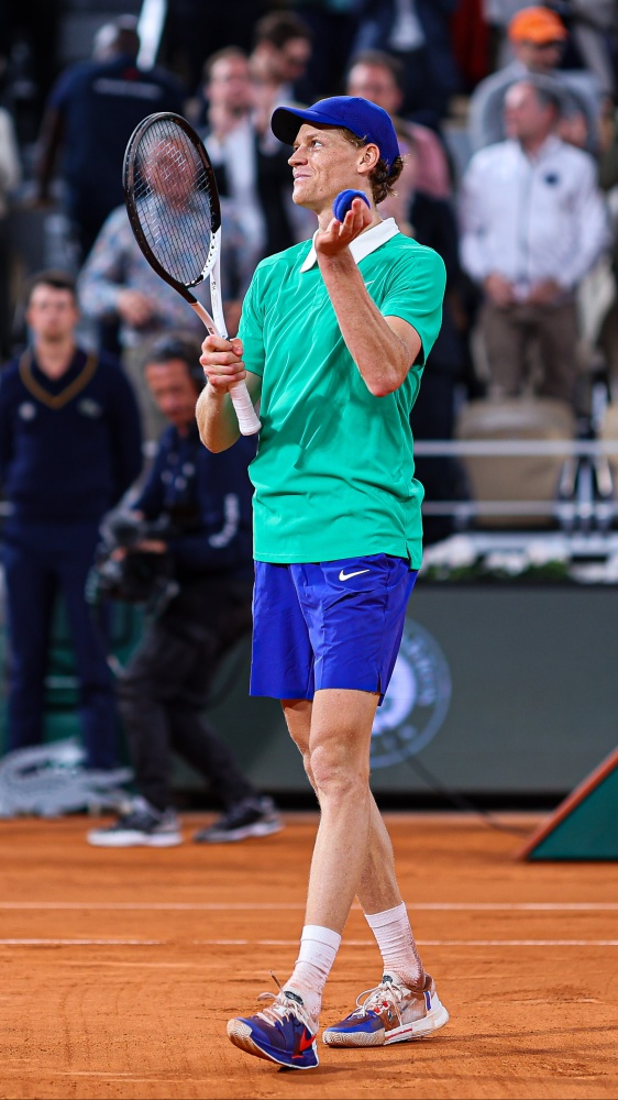Roland Garros: Tutto facile per Jannik Sinner, Rublev ko in tre set. L'azzurro è ai quarti di finale
