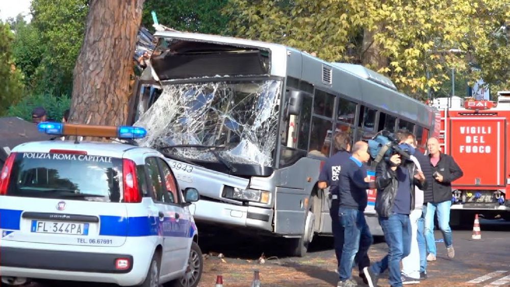 Roma, bus contro albero, 29 feriti