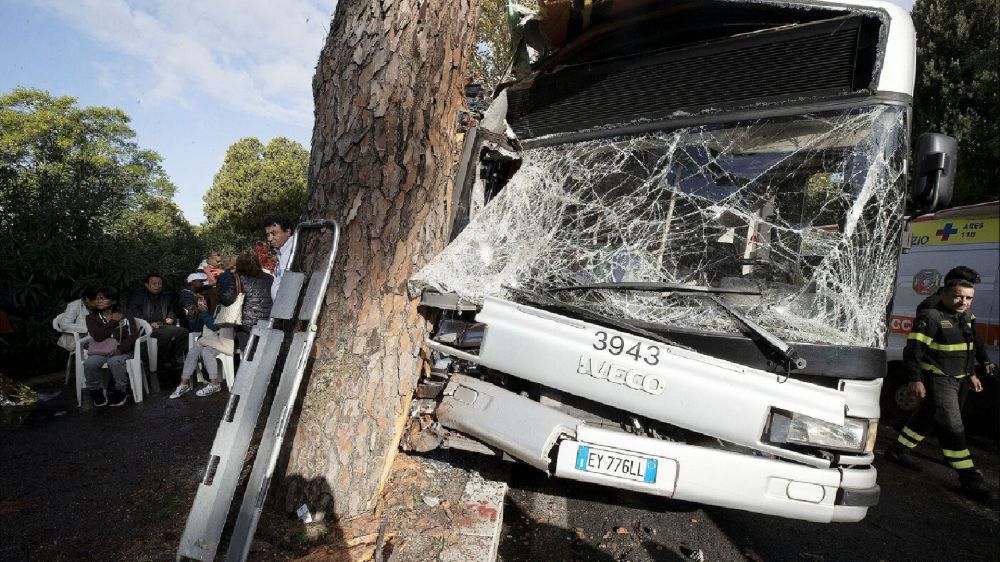 Roma, bus contro albero, autista sarà ascoltato nelle prossime ore