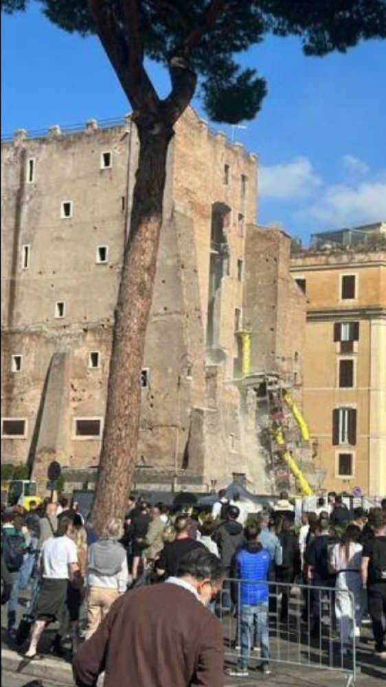 Roma, crollo ai Fori imperiali: grave l'operaio ferito. Sul posto il sindaco Gualtieri e il ministro Giuli