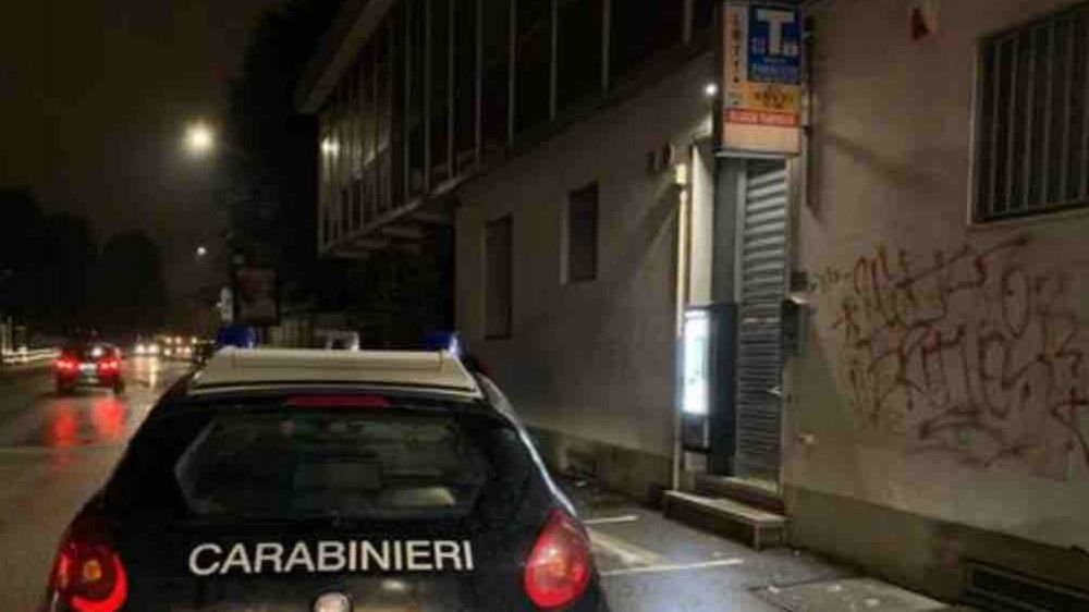 Roma, lasciano telefono in tabaccheria dopo furto, denunciati