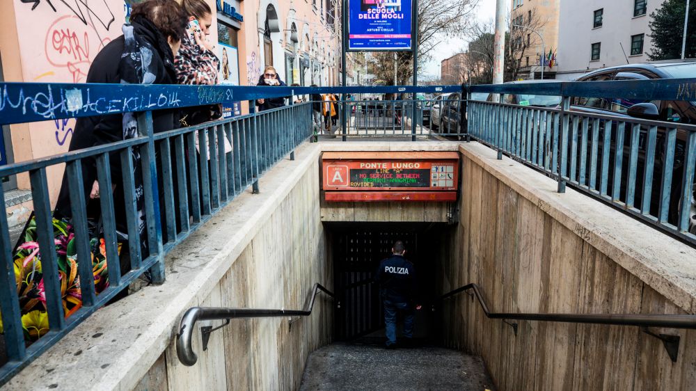 Roma, muore investita dalla metro una 15enne