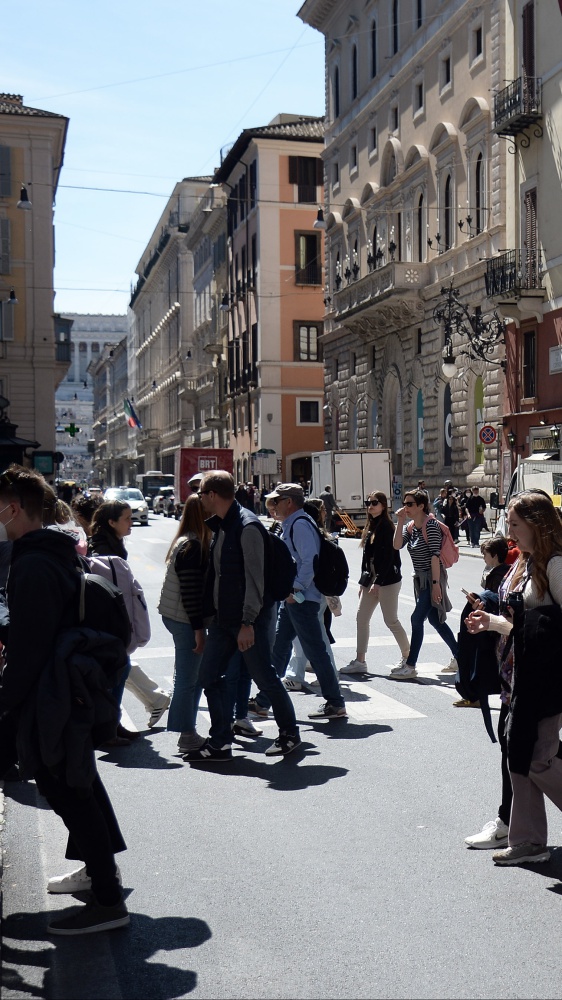 Roma, stop agli artisti di strada in centro. Via del Corso dal 2025 potrebbe diventare pedonale