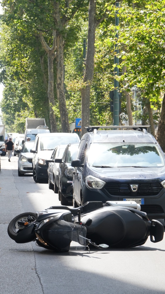 Roma: un 17enne muore su uno scooter rubato. Senza casco si schianta contro un muro