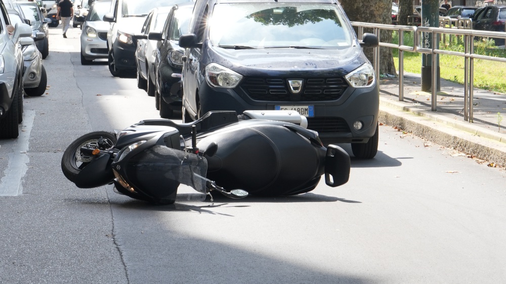 Roma: un 17enne muore su uno scooter rubato. Senza casco si schianta contro un muro