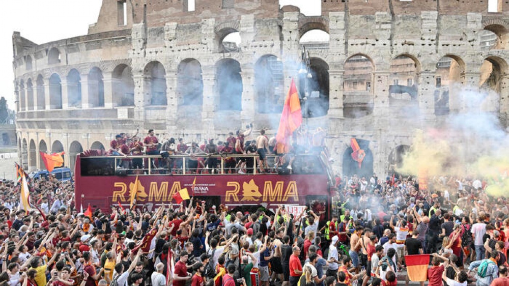 Roma, una marea di tifosi festeggia la vittoria della Conference League per le strade della capitale