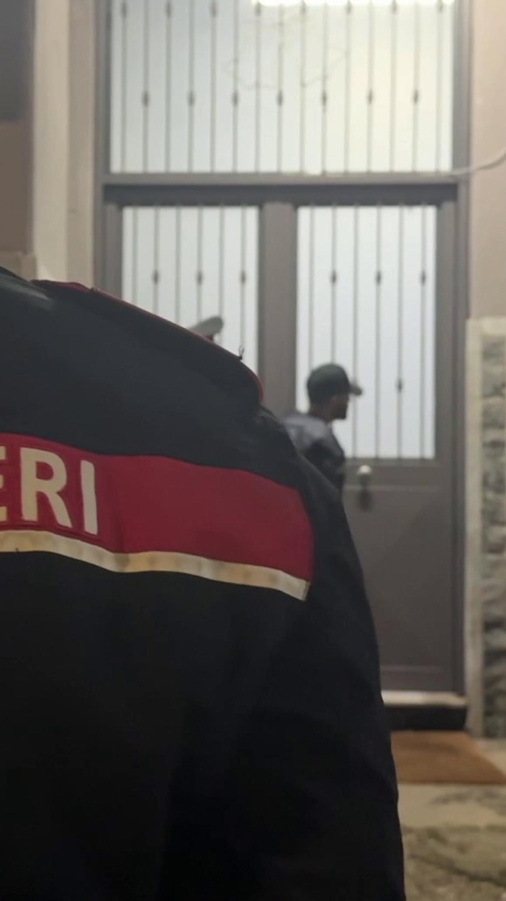 Roma: uomo attende la nuora in strada e la colpisce con una mannaia, è in codice rosso