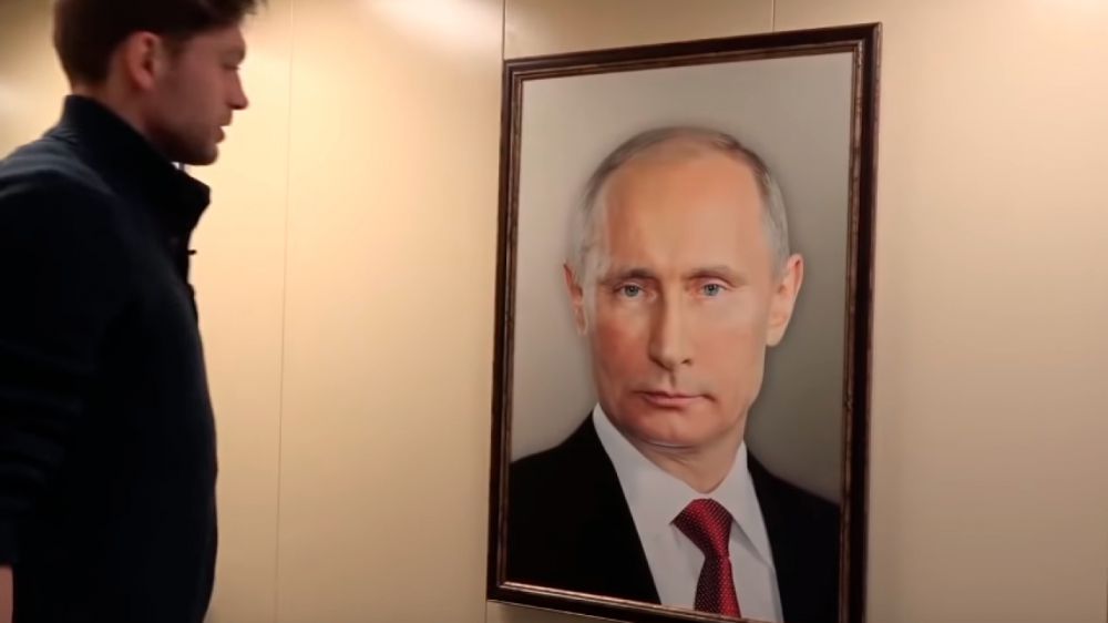 Russia, ritratto di Putin in ascensore, impazza gag sul web