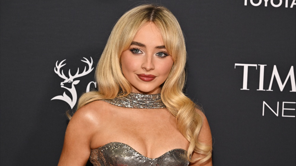 Sabrina Carpenter: sollevato dagli incarichi il prete che autorizzò il video di “Feather”