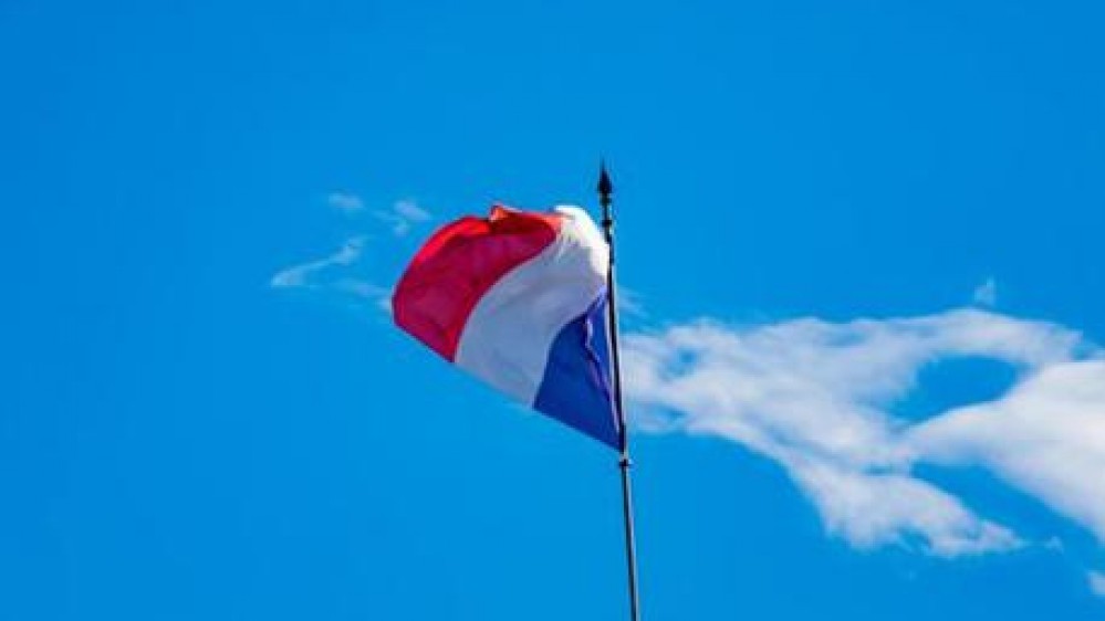 Sacré bleu, la bandiera francese ha cambiato colore, ma nessuno se ne accorge