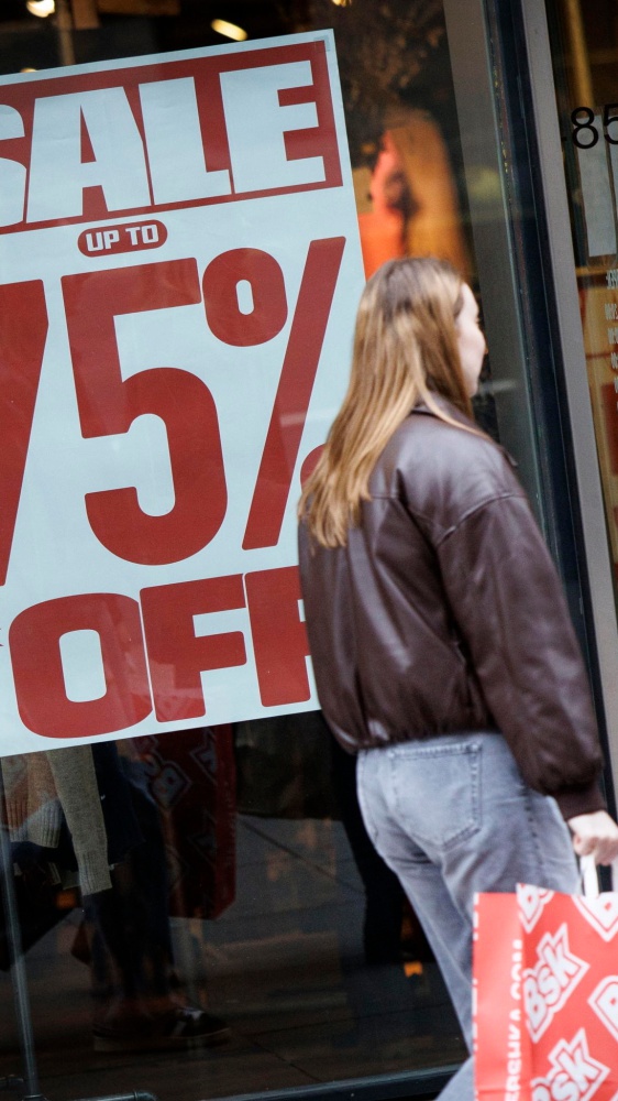 Saldi al via oggi in Valle d'Aosta, da domani in tutte le altre regioni. Atteso un giro d'affari da 5-6 miliardi