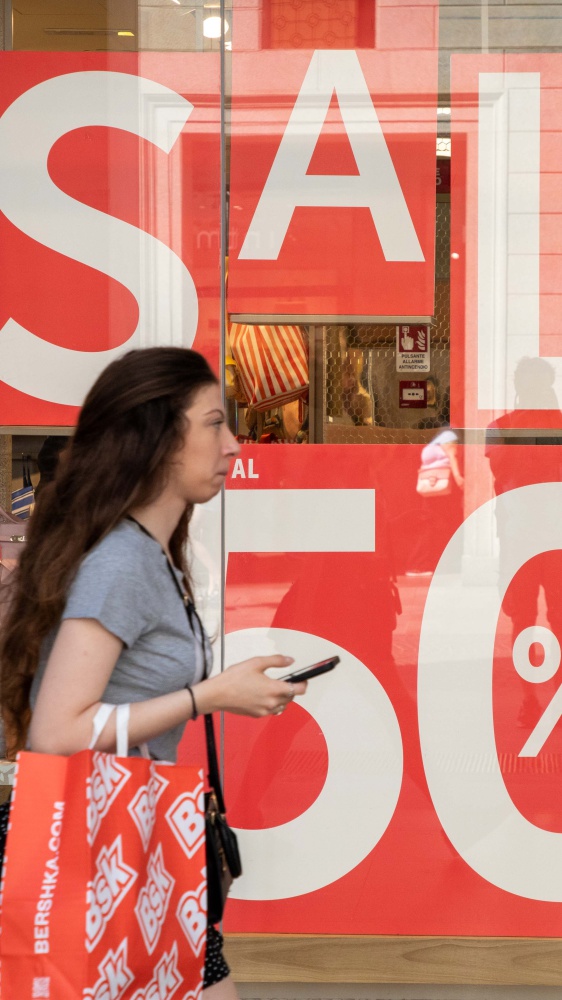 Saldi estivi al via domani: spesa media 218 euro, calzature al top