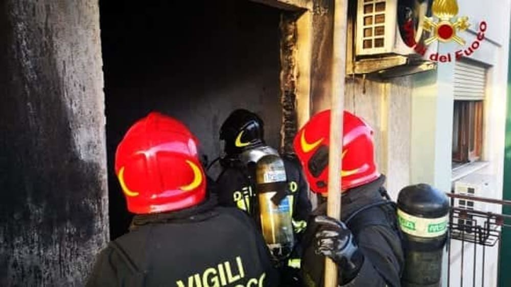 Salerno, badante muore in un incendio a casa, prima ha salvato i due anziani per i quali lavorava