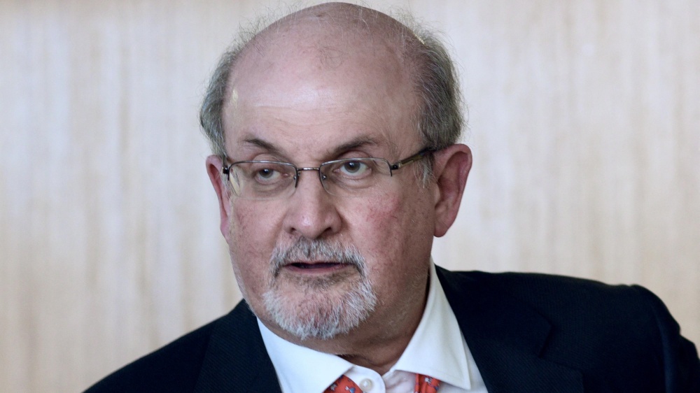 Salman Rushdie sta meglio, non è più attaccato al respiratore; gli inquirenti pensano a un attacco premeditato