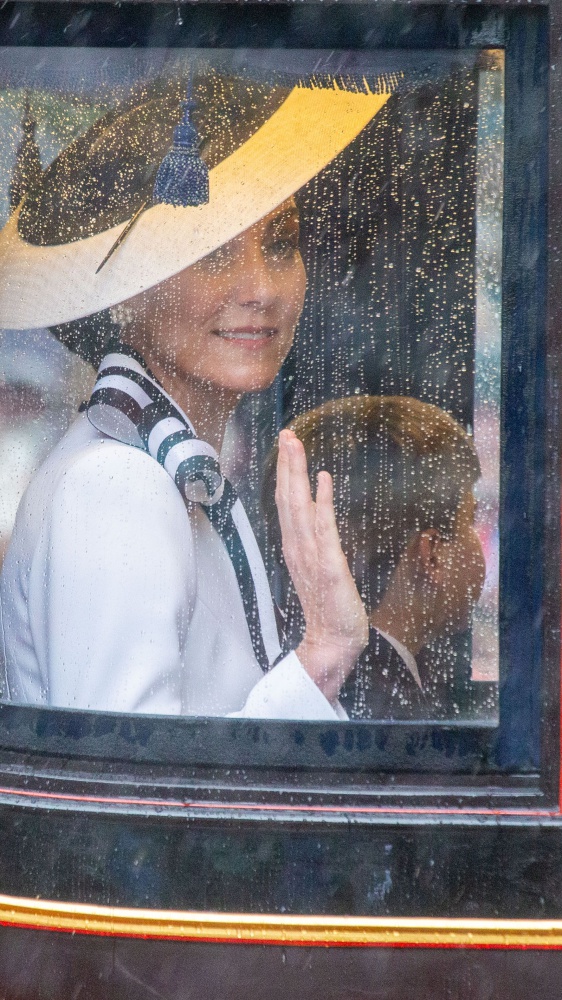 Saluto reale dal balcone, Kate riappare in pubblico per i festeggiamenti di Carlo III